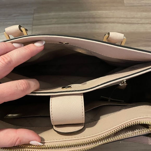 Michael Kors cream over the shoulder purse - Picture 3 of 7